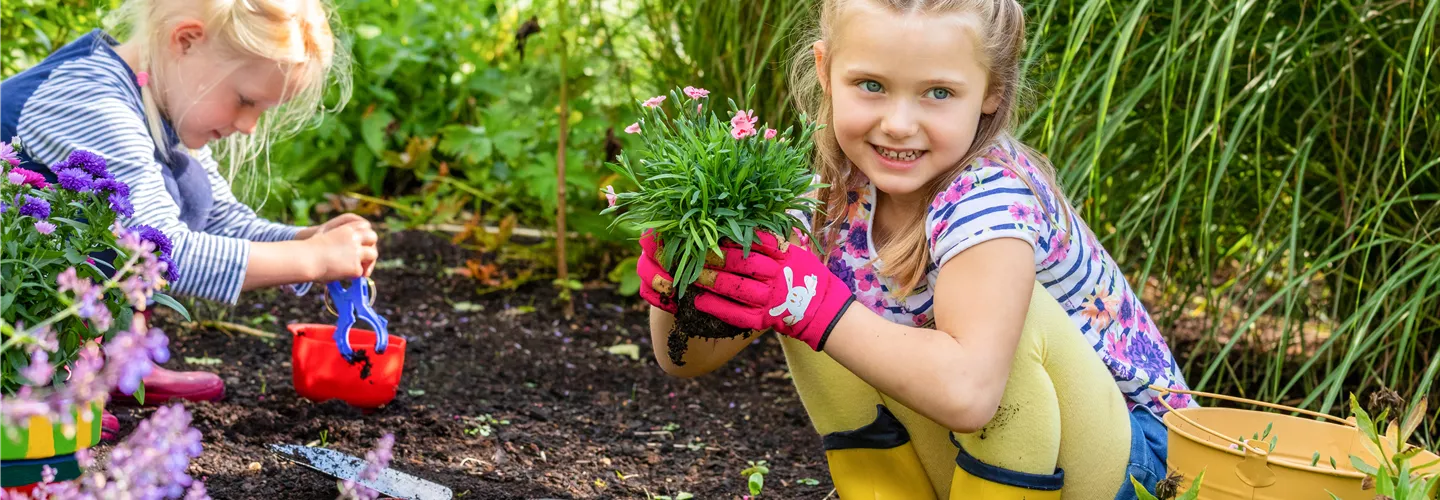Kinder im Garten - Gartenarbeit