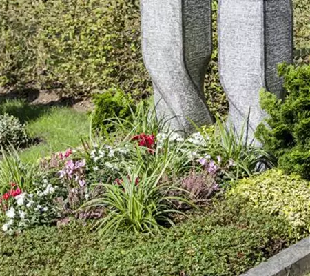 Im Mai bekommt das Grab seine Sommerbepflanzung
