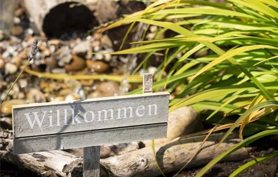 Immer auf dem richtigen Weg: Schilder und Wegweiser im Garten Immer auf dem richtigen Weg: Schilder und Wegweiser im Garten