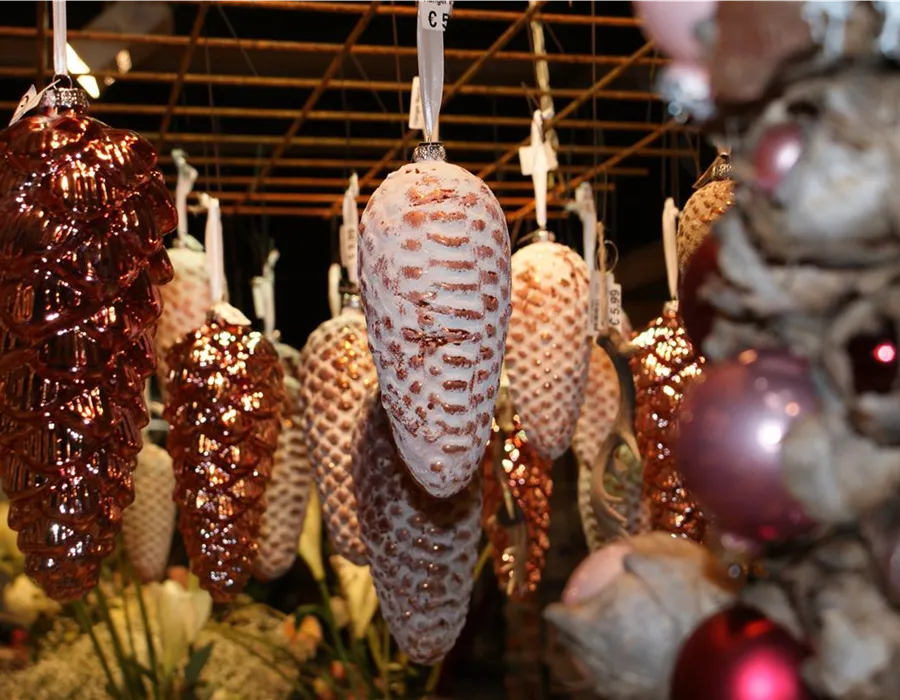 Weihnachtsschmuck mit Zapfen Hängende Zapfen und Kugeln als Weihnachtsschmuck