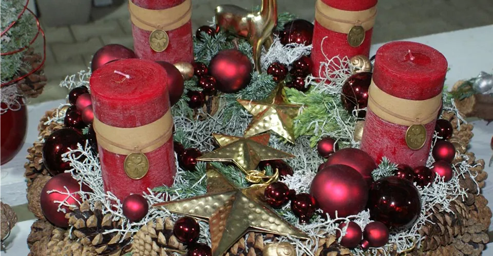 Adventsgesteck aus Ebers Floristikwerkstatt Adventsgesteck mit roten Kerzen und Kugeln