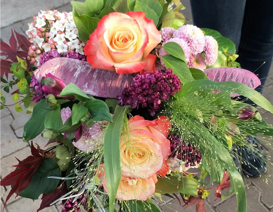 Bunter Blumenstrauß mit Rosen aus Ebers Floristikwerkstatt