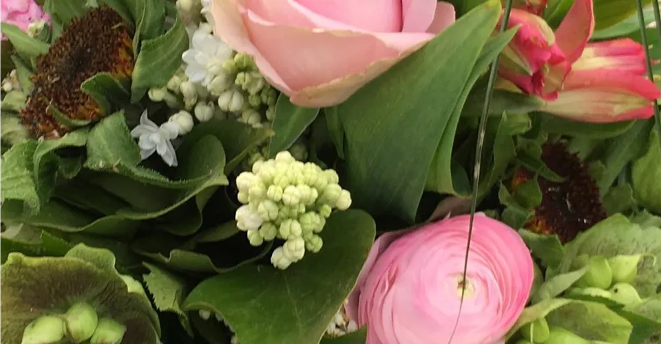 Blumenstrauß mit rosa Rosen und Ranunkeln