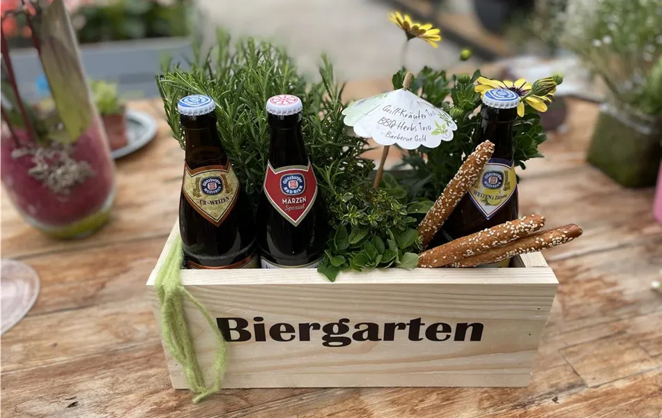 Biergarten To Go – Geschenkset mit Günzburger Radbier, Grillkräutern und Blumen