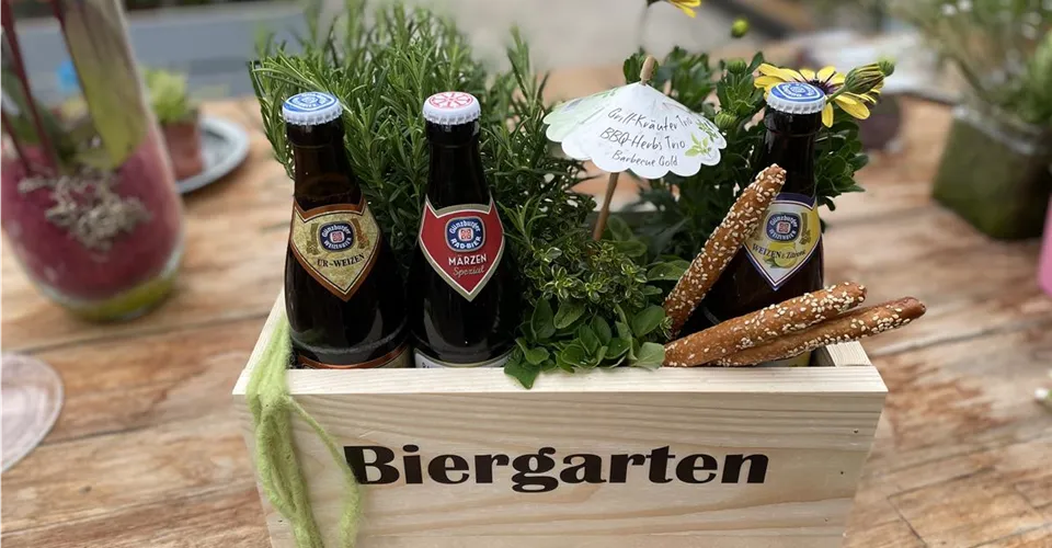 Biergarten To Go mit Radbier, Kräutern und Blumen in der Holzkiste