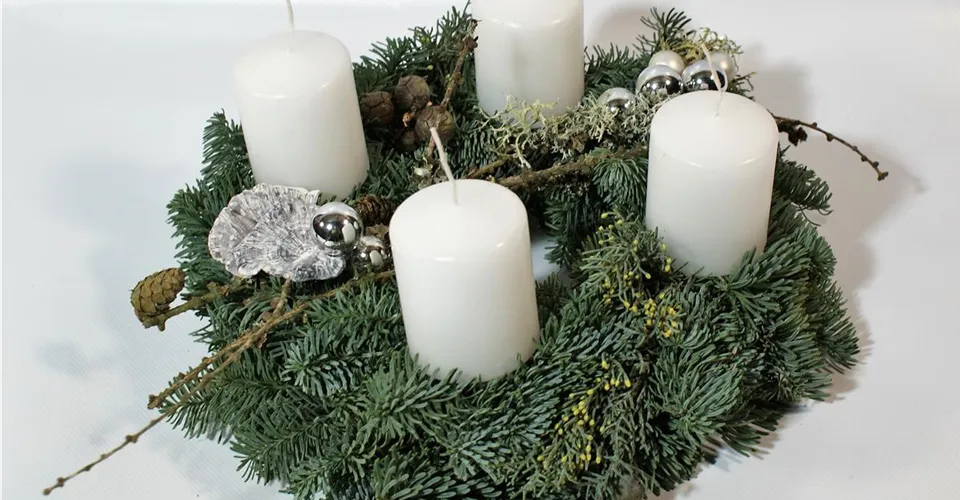 Adventskranz Winterzauber Adventskranz Winterzauber mit weißen Kerzen