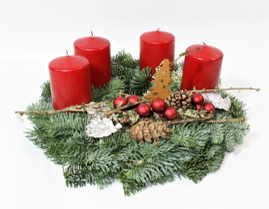 Adventskranz aus Ebers Floristikwerkstatt Adventskranz aus echtem Tannengrün mit roten Kerzen