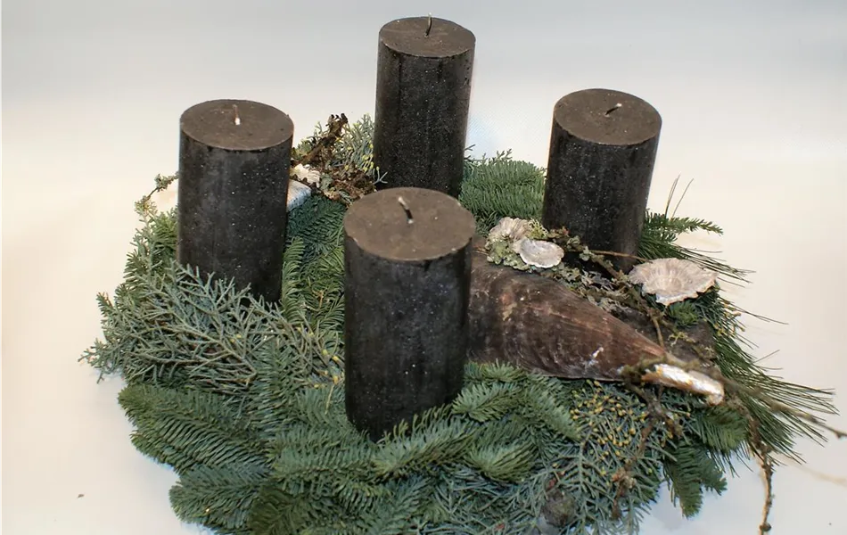 Adventskranz Nero mit schwarzen Kerzen aus frischer Nobilis-Tanne, Ø 40 cm