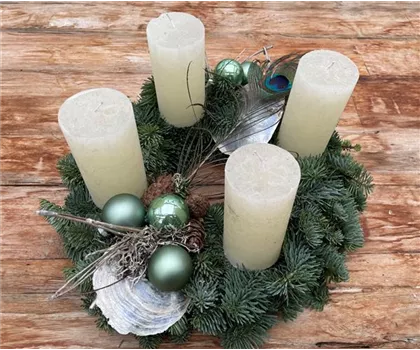 Adventskranz Winterharmonie mit cremeweißen Kerzen aus frischer Tanne, Ø 40 cm