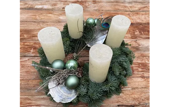 Adventskranz Winterharmonie mit cremeweißen Kerzen aus frischer Tanne, Ø 40 cm