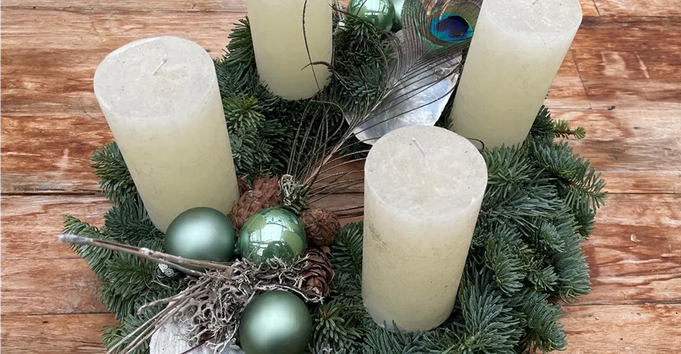 Adventskranz Winterharmonie Adventskranz Winterharmonie mit weißen Kerzen und grünen Kugeln