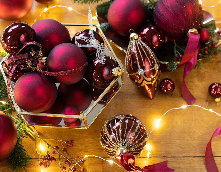 Christbaumkugeln von Blumen Eber Rote Christbaumkugeln mit Lichterkette