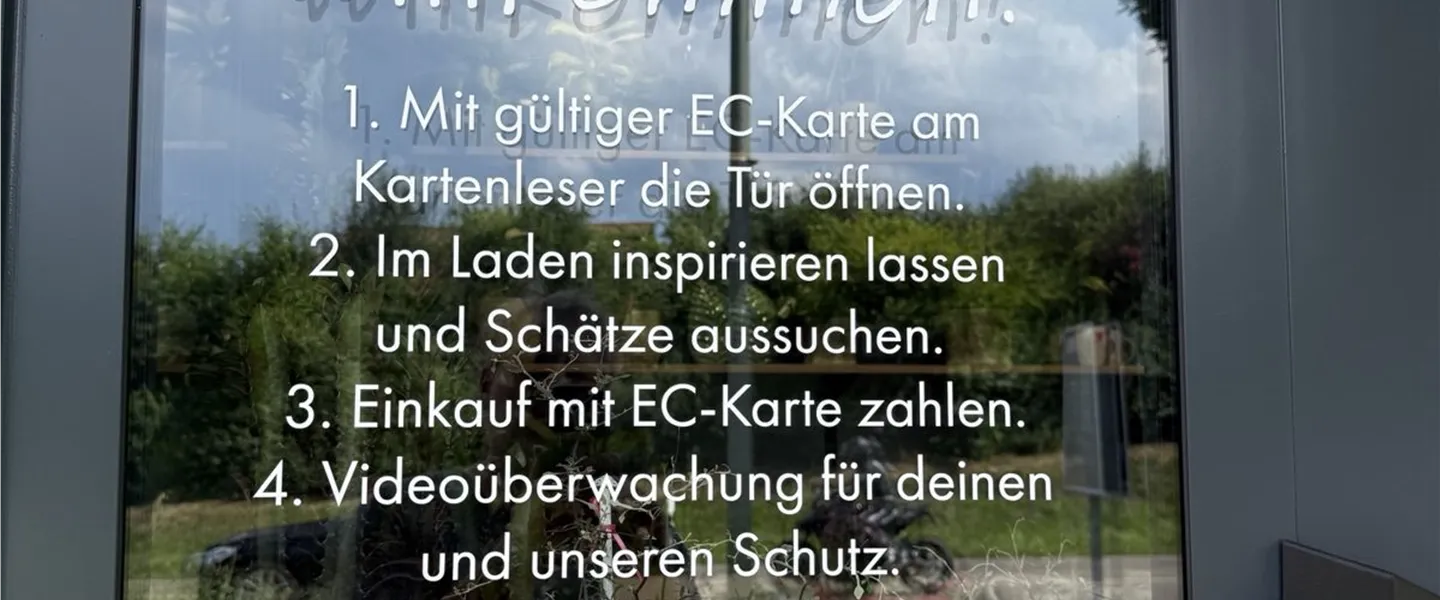 Tür von Ebers Blütenbox mit Kartenleser und Anleitung zum Öffnen