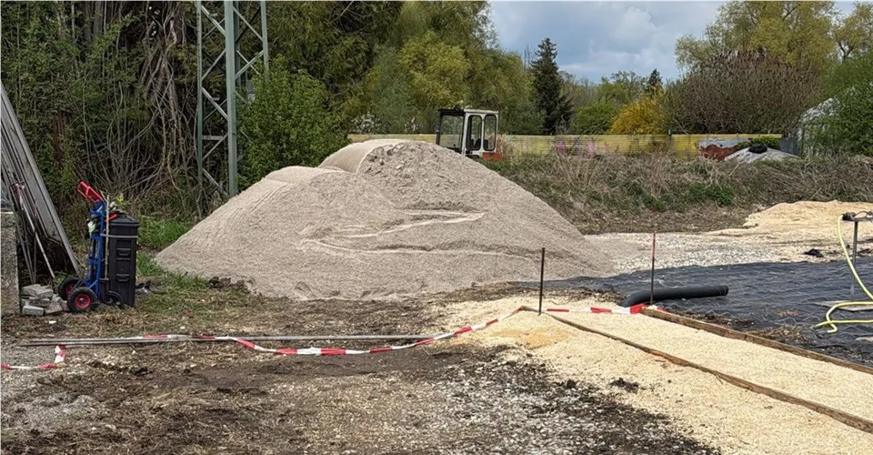 Die Fläche vor dem Bau des Insektengartens