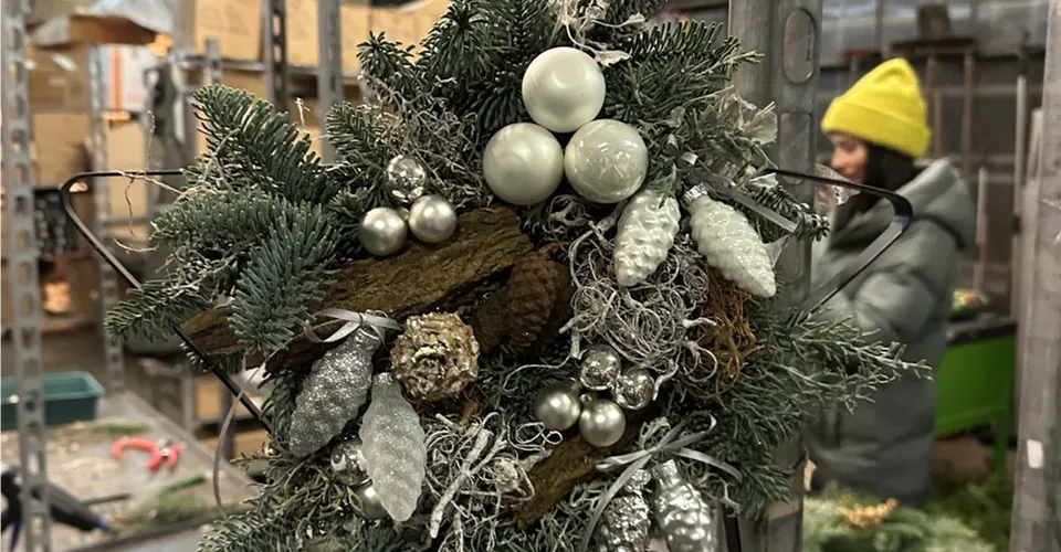 Adventskranz binden im Kurs Adventskranz-Kurs in der Gärtnerei Blumen Eber
