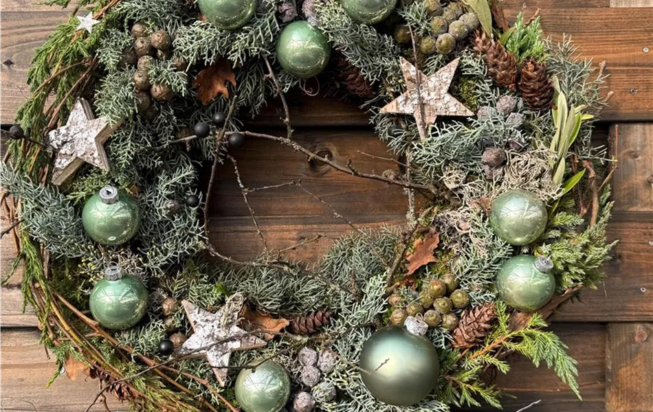Naturkranz Evergreen Dreams mit Zapfen, Birkensternen und salbeigrünen Kugeln, verschiedene Größen
