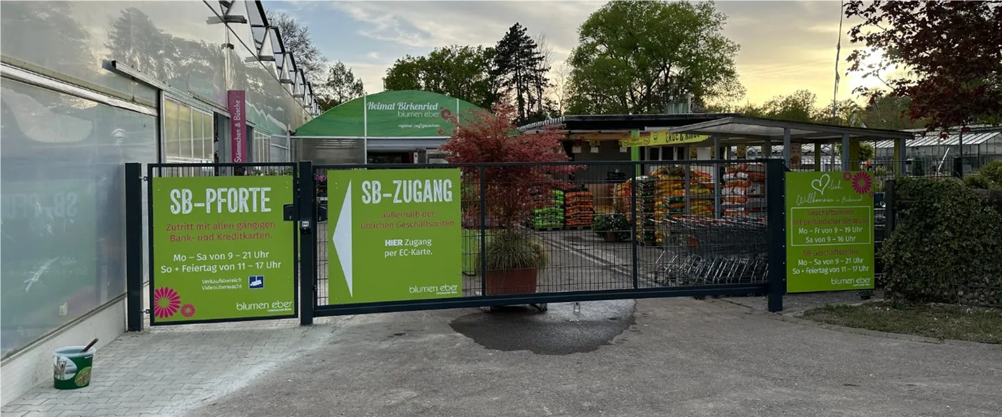 Eingang zur SB-Gärtnerei Blumen Eber in Birkenried mit SB-Pforte