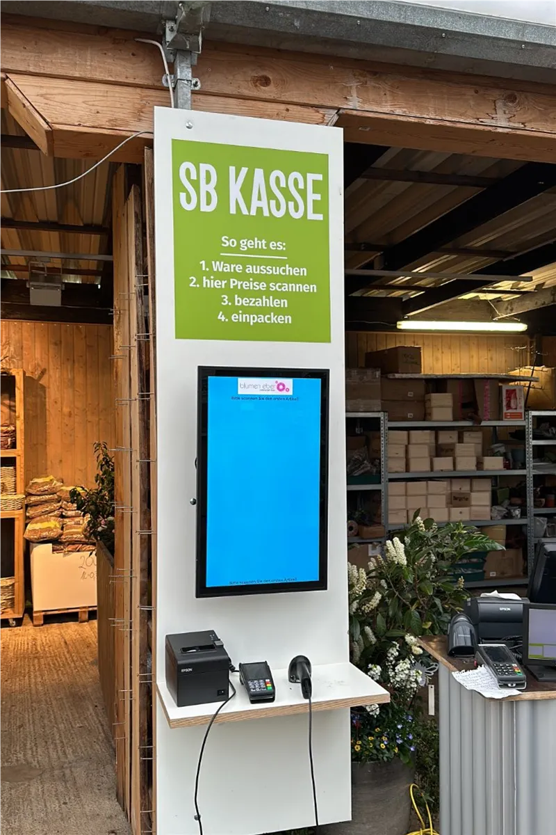 SB-Kasse in der Gärtnerei Birkenried mit Bildschirm, Scanner und Kartenterminal